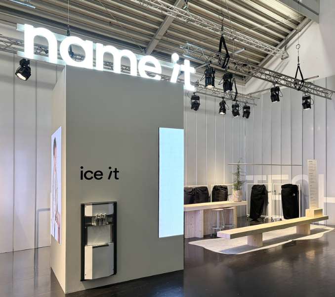 Messestand indrammet med stålprofiler , ISPO München